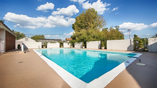 Una piscina al aire libre de temporada