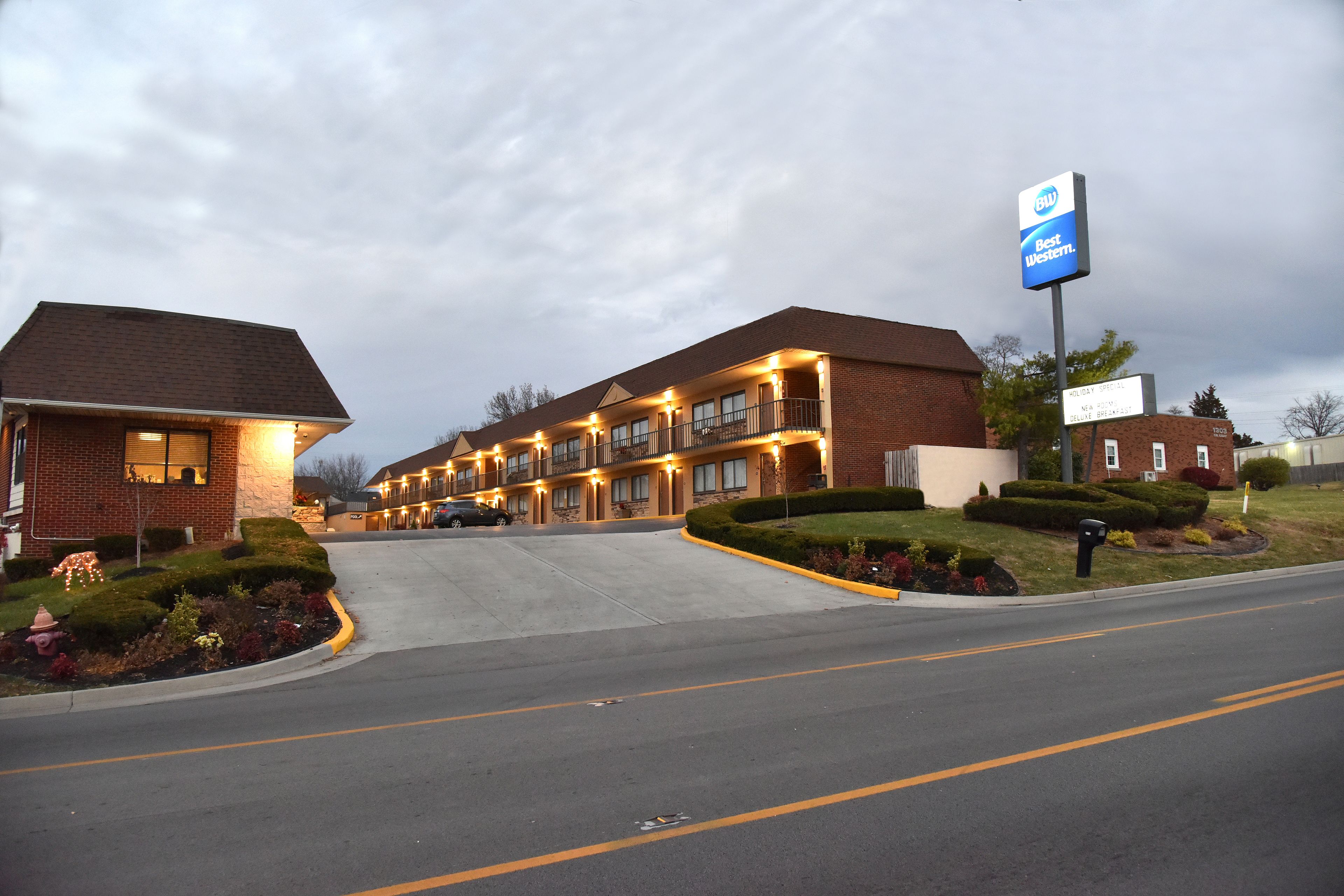 Een hotel met een bakstenen gevel, meerdere balkons en een bord waarop staat Best Western.