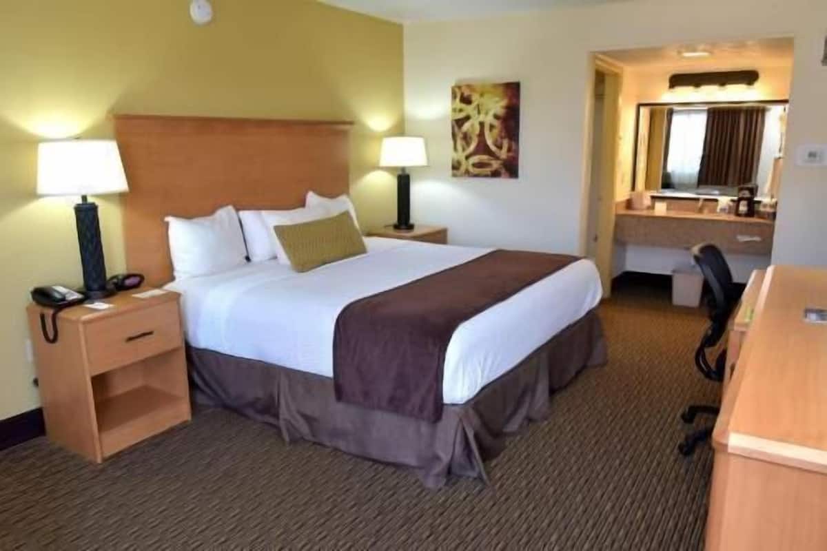 Desk, iron/ironing board, rollaway beds, bed sheets
