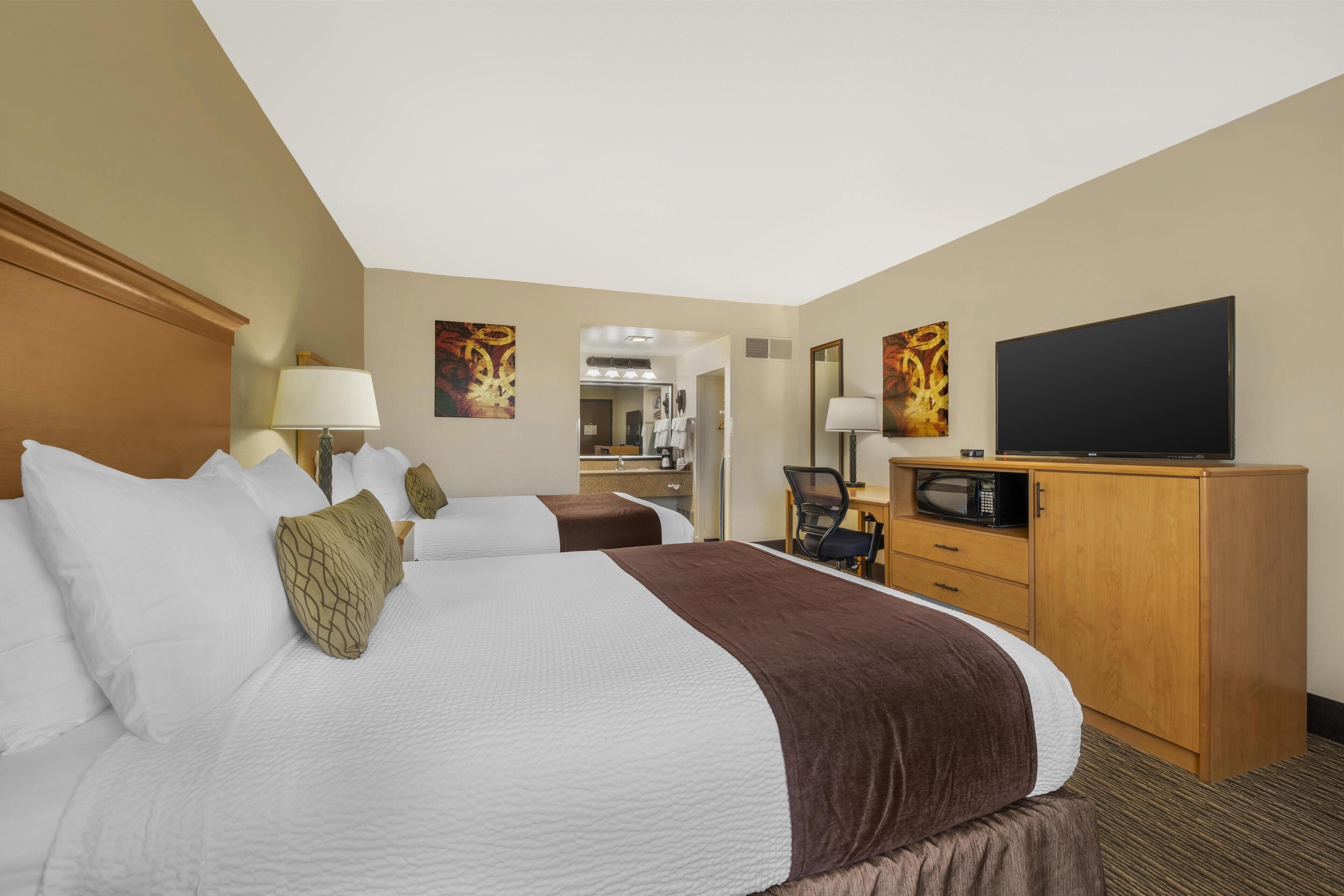 标准房, 2 张大床, 无烟房, 冰箱和微波炉 | 办公桌、熨斗/熨衣板、折叠床/加床（额外收费）、床单