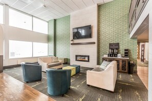 Lobby sitting area - EverSpring Inn & Suites (Marshall)