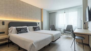 Minibar, Zimmersafe, Schreibtisch, Verdunkelungsvorhänge