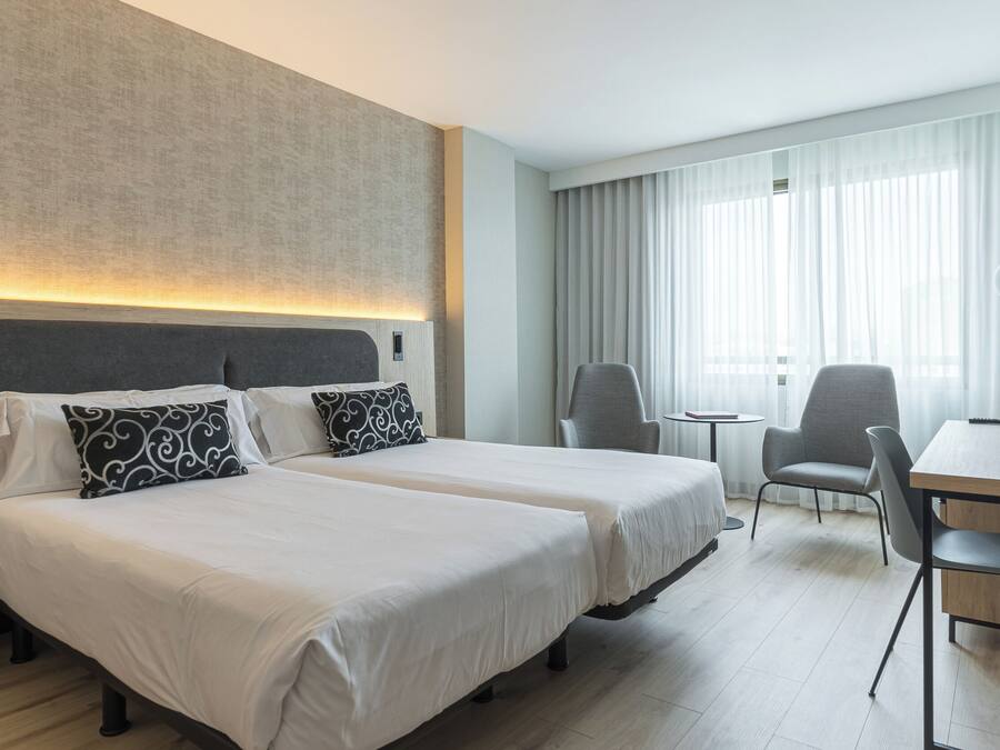 Frigobar, cofres nos quartos, escrivaninha, cortinas blackout