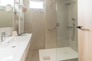 Badewanne, kostenlose Toilettenartikel, Haartrockner, Bidet