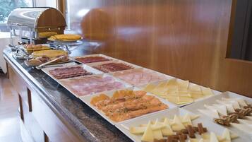 Tägliches Frühstücksbuffet (15 EUR pro Person)