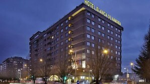 Un immeuble abritant un hôtel à plusieurs étages, sur lequel on peut lire l’inscription « HOTEL BLANCA DE NAVARRA ».