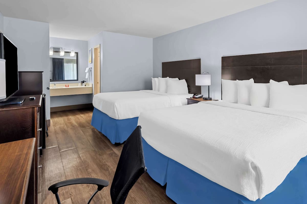 Desk, laptop workspace, iron/ironing board, free WiFi