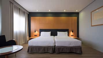 Selimut bulu angsa, minibar, brankas, dan meja kerja