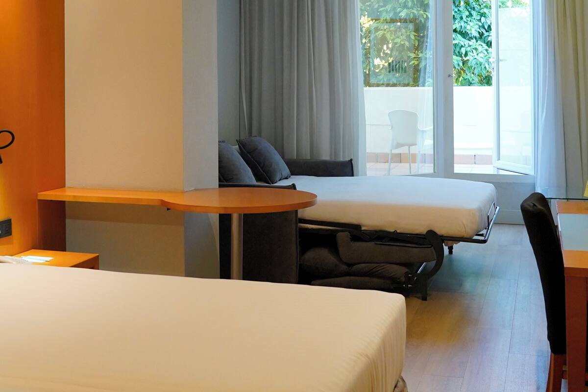 羽绒被、迷你吧、客房内保险箱、办公桌