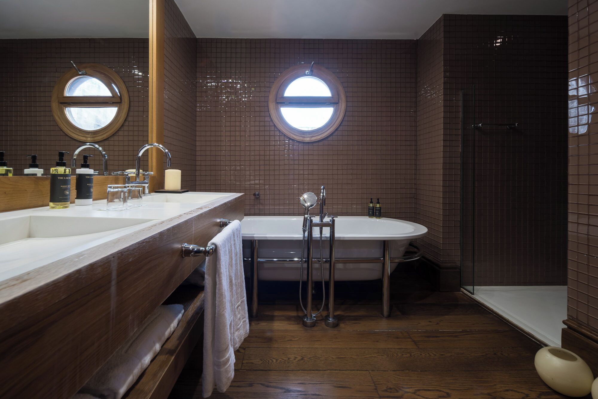 Une salle de bain moderne avec deux lavabos, une baignoire et une douche.