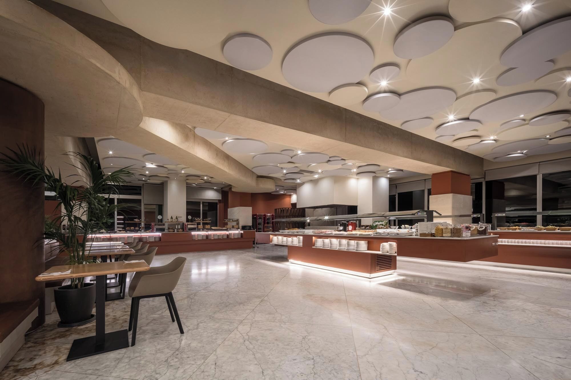 每日供应自助式早餐（每人 EUR 13）