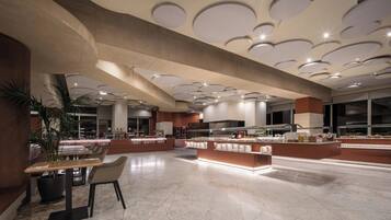 Desayuno buffet (EUR 13 por persona)