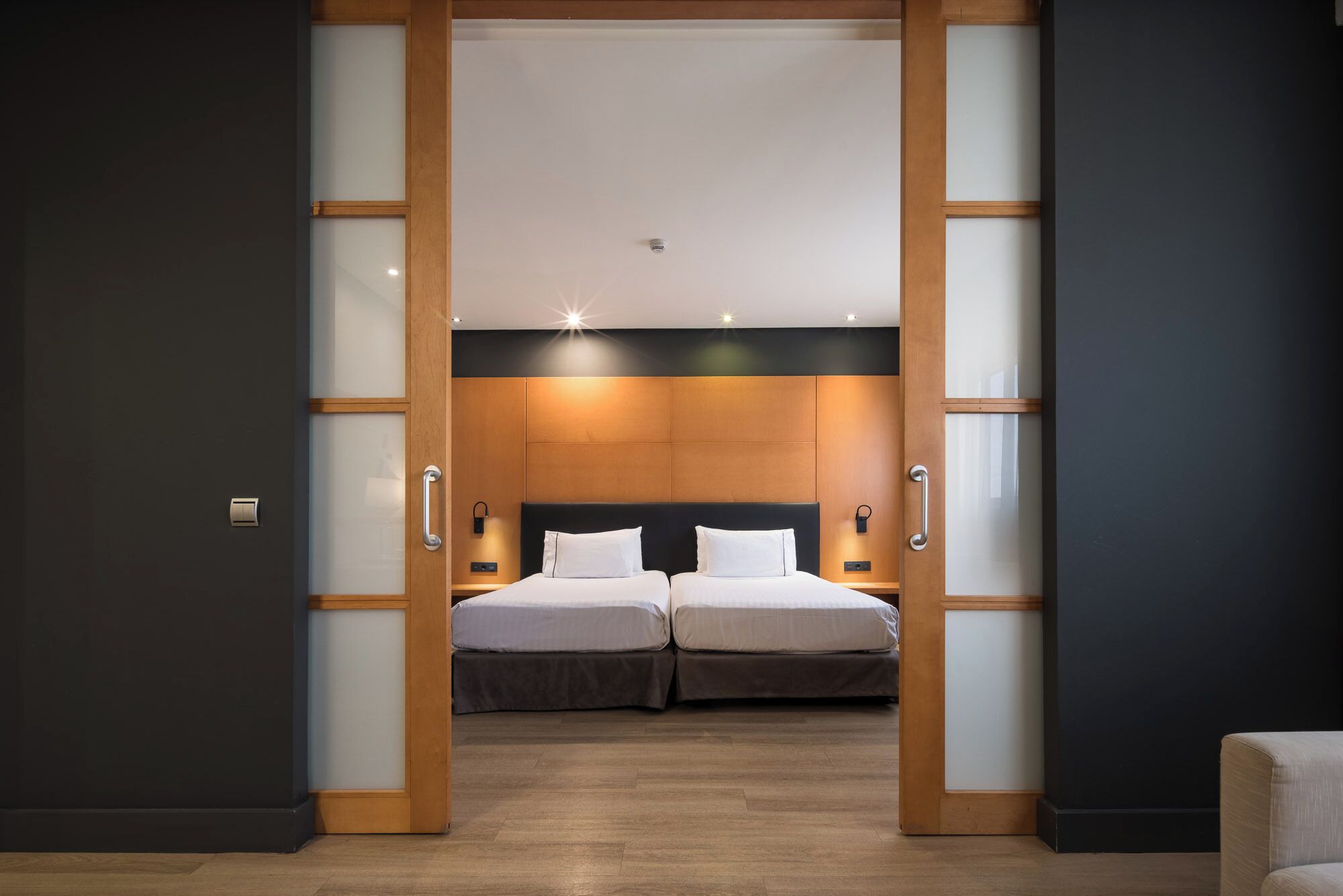 Donzen dekbedden, een minibar, een kluis op de kamer, een bureau
