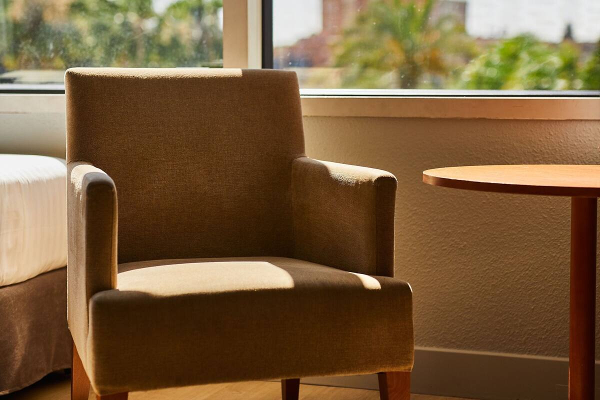 羽绒被、迷你吧、客房内保险箱、办公桌