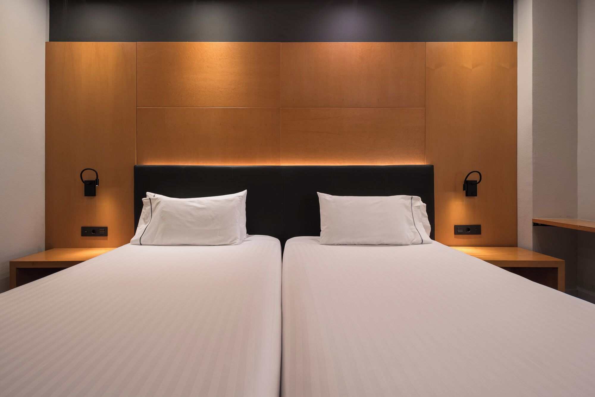 Ropa de cama de alta calidad, edredones de plumas, minibar y caja fuerte