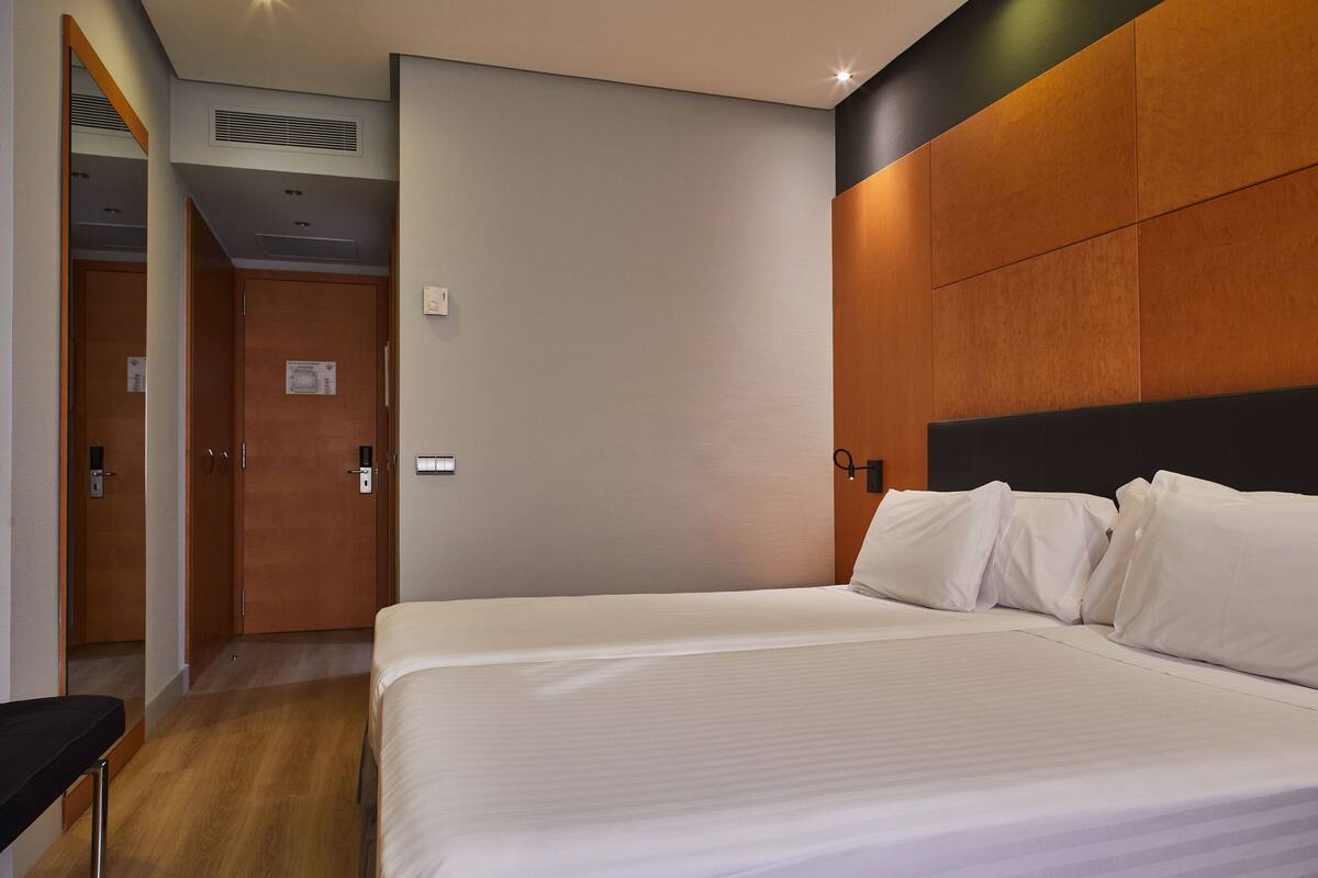 羽绒被、迷你吧、客房内保险箱、办公桌