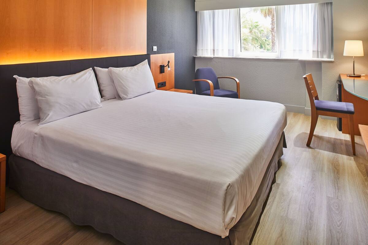 羽绒被、迷你吧、客房内保险箱、办公桌