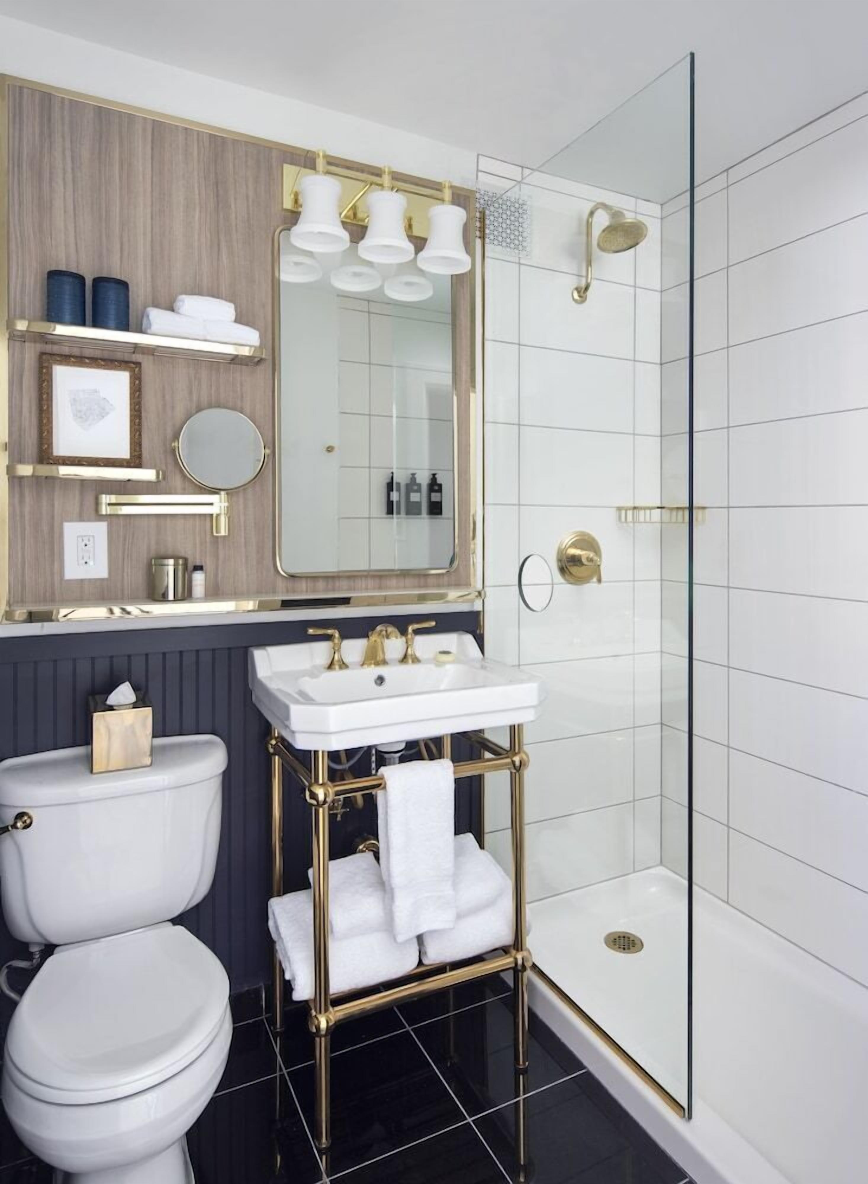 Baño | Regadera tipo lluvia y amenidades de baño de diseñador 