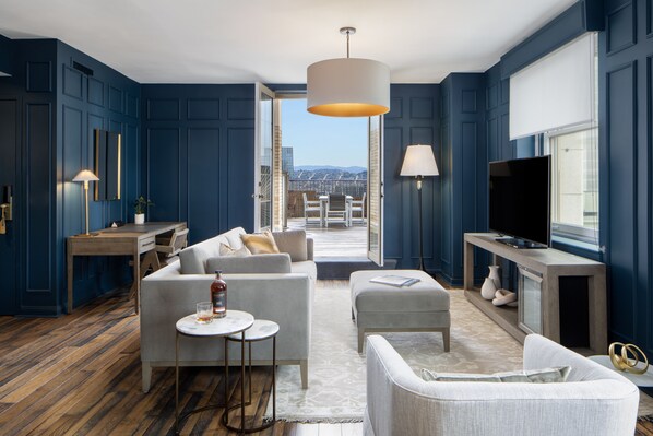 Suite Grand (Beacon) | Área de sala de estar | Televisión de pantalla plana de 55 pulgadas con canales digitales 