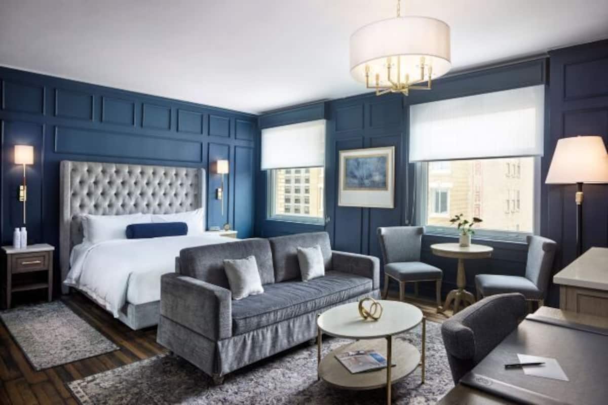 Premium bedding, in-room safe, desk, laptop workspace