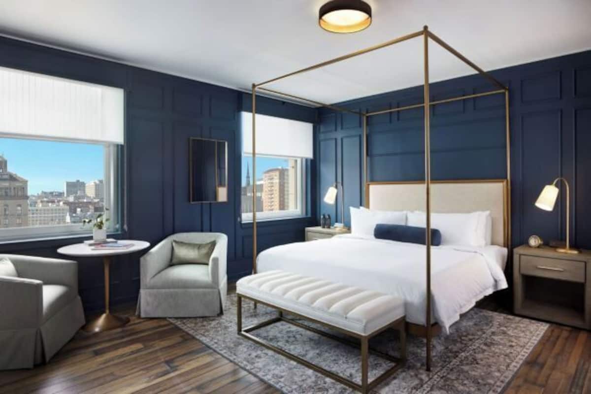 Premium bedding, in-room safe, desk, laptop workspace