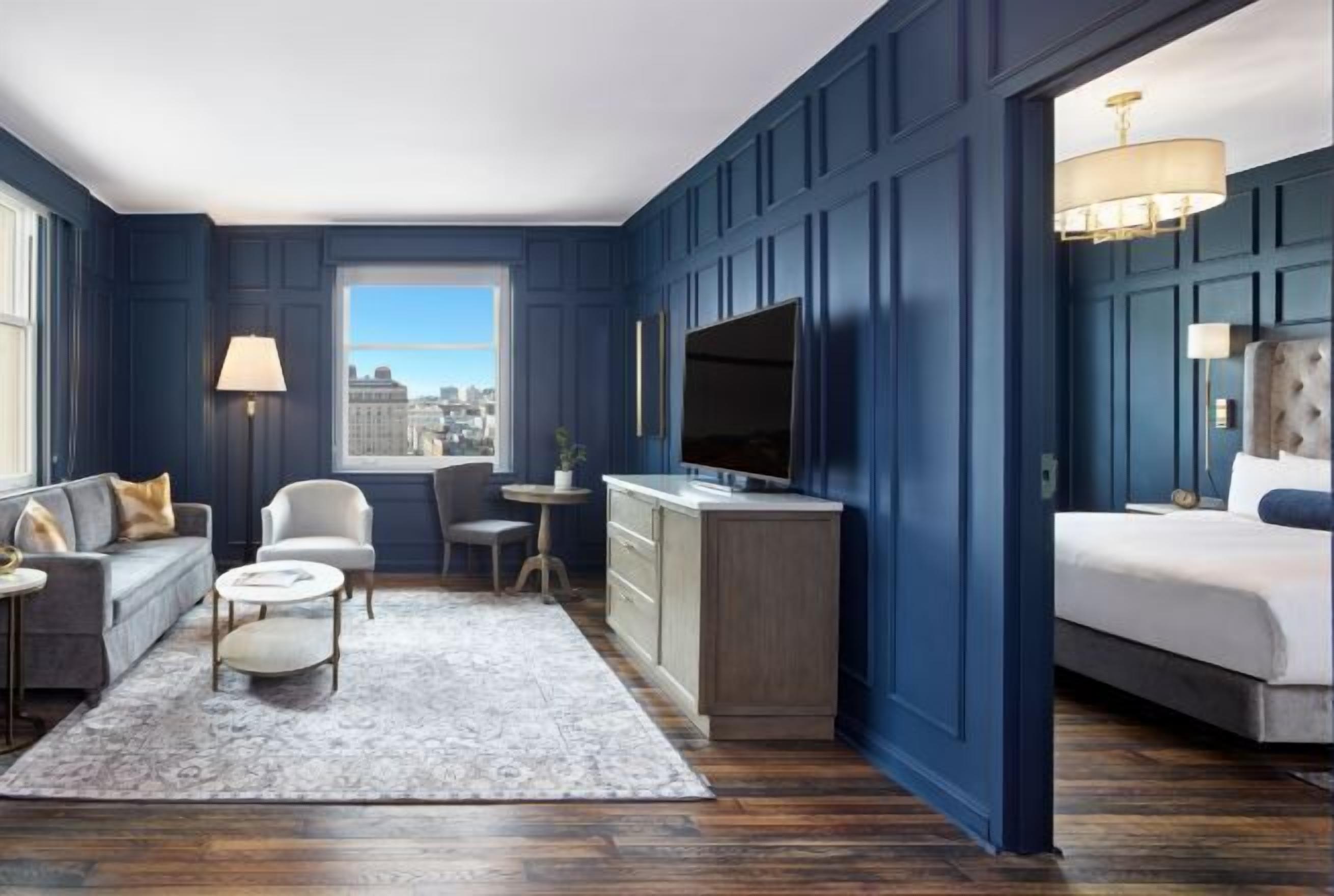 Premium bedding, in-room safe, desk, laptop workspace