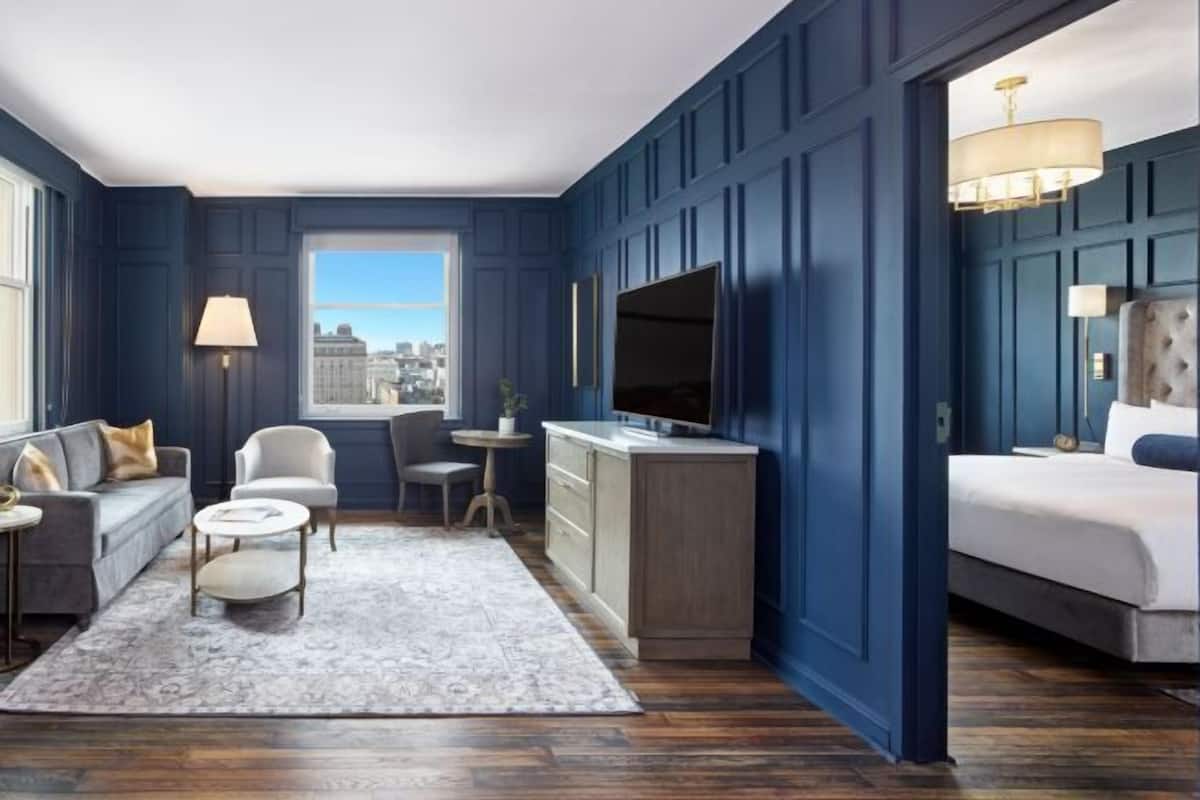 Premium bedding, in-room safe, desk, laptop workspace