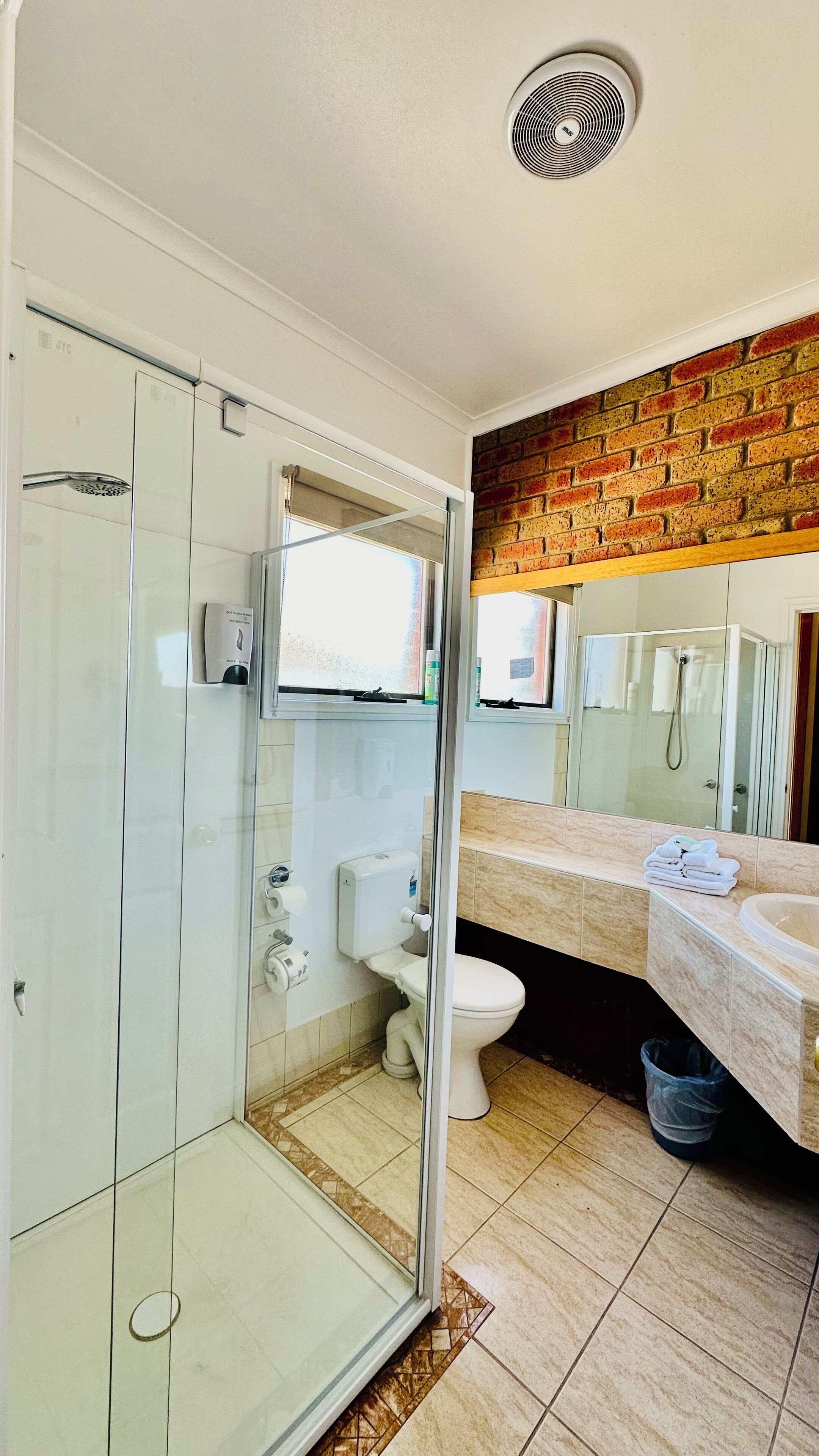Family Room | Bathroom | Free toiletries, hair dryer, towels