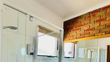 Family Room | Bathroom | Free toiletries, hair dryer, towels