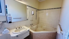 Amenidades de baño gratuitas, secadora de cabello, toallas 