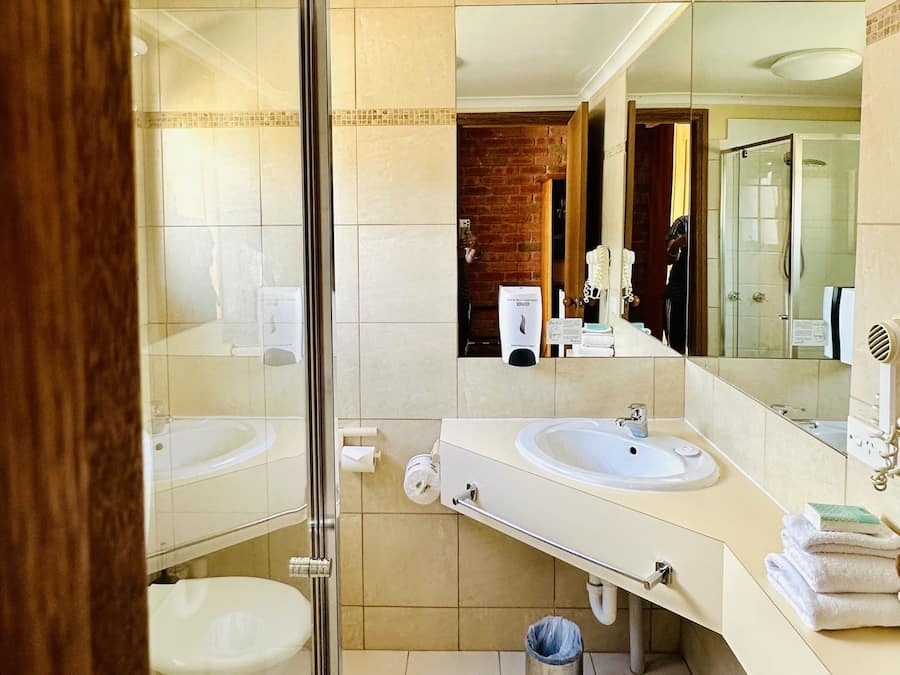 Articles de toilette gratuits, sèche-cheveux, serviettes fournies
