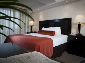 Desk, iron/ironing board, free cots/infant beds, rollaway beds - El Tropicano Riverwalk Hotel (San Antonio)