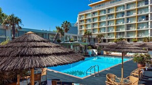 Outdoor pool - El Tropicano Riverwalk Hotel (San Antonio)