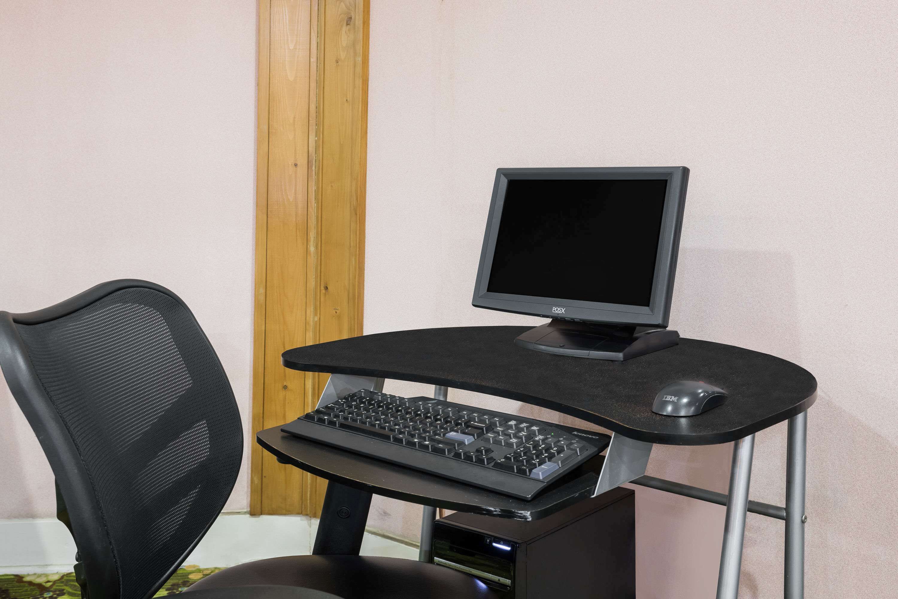 Escritorio con monitor, teclado y ratón.