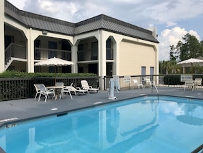 Piscina externa sazonal, funciona das 9h às 21h, guarda-sóis