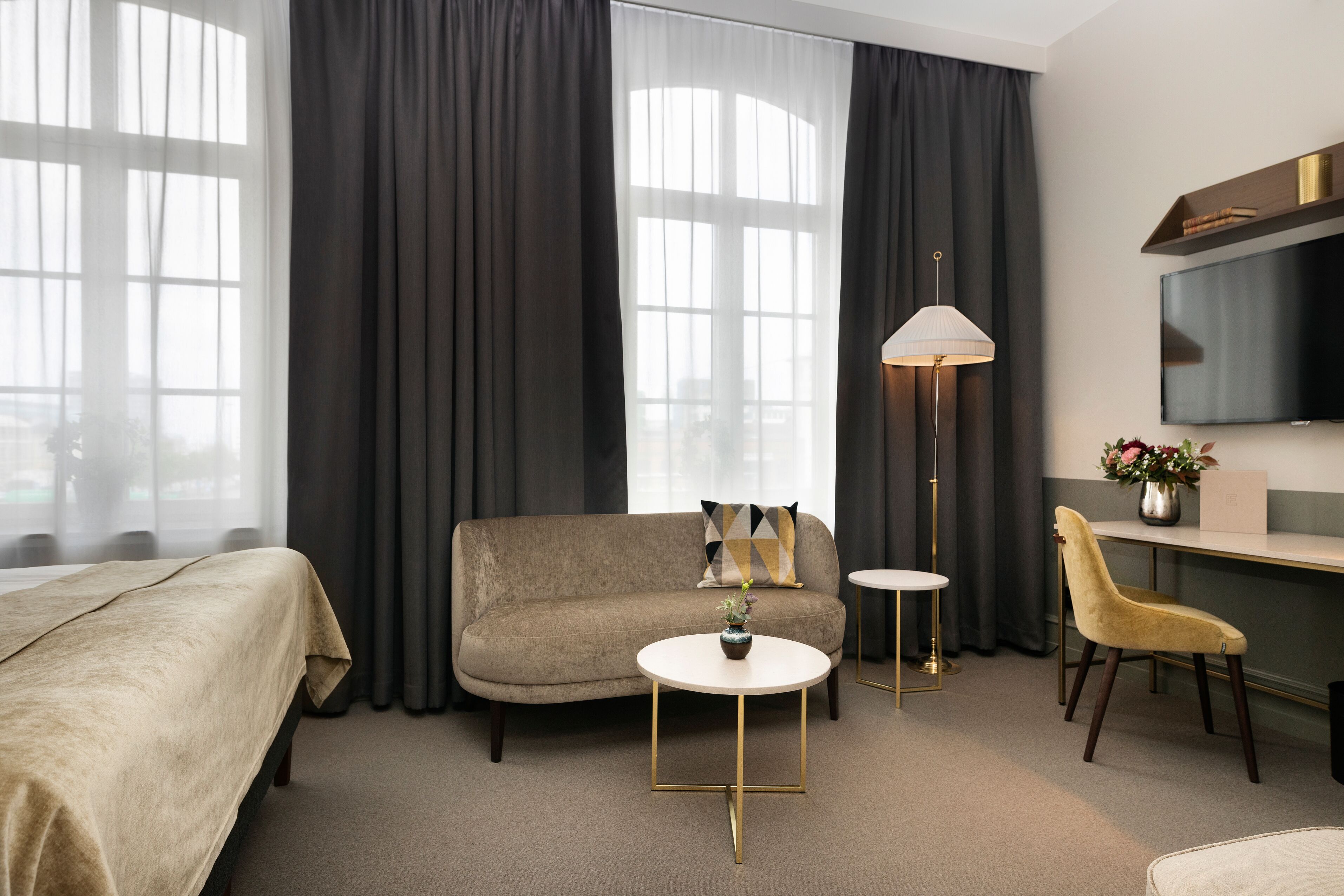 deluxe room | living area | flat-screen tv