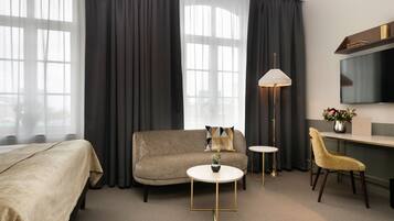 Deluxe-dobbeltværelse | Opholdsområde | Fladskærms-tv