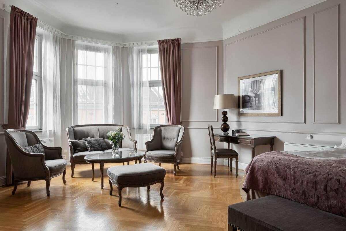 deluxe room | 1 bedroom, in-room safe, individually decorated, individually furnished