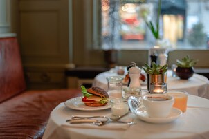 每日供应自助式早餐（每人 SEK 135）