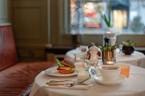 Tägliches Frühstücksbuffet (135 SEK pro Person)