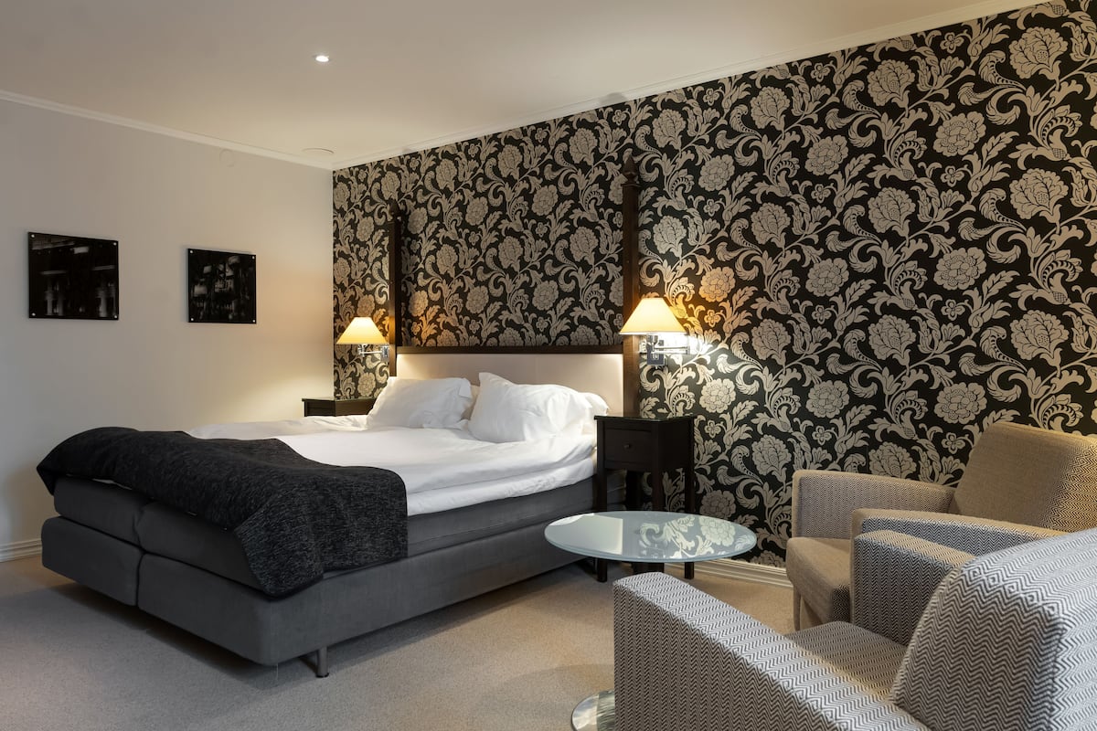 deluxe room | 1 bedroom, in-room safe, individually decorated, individually furnished