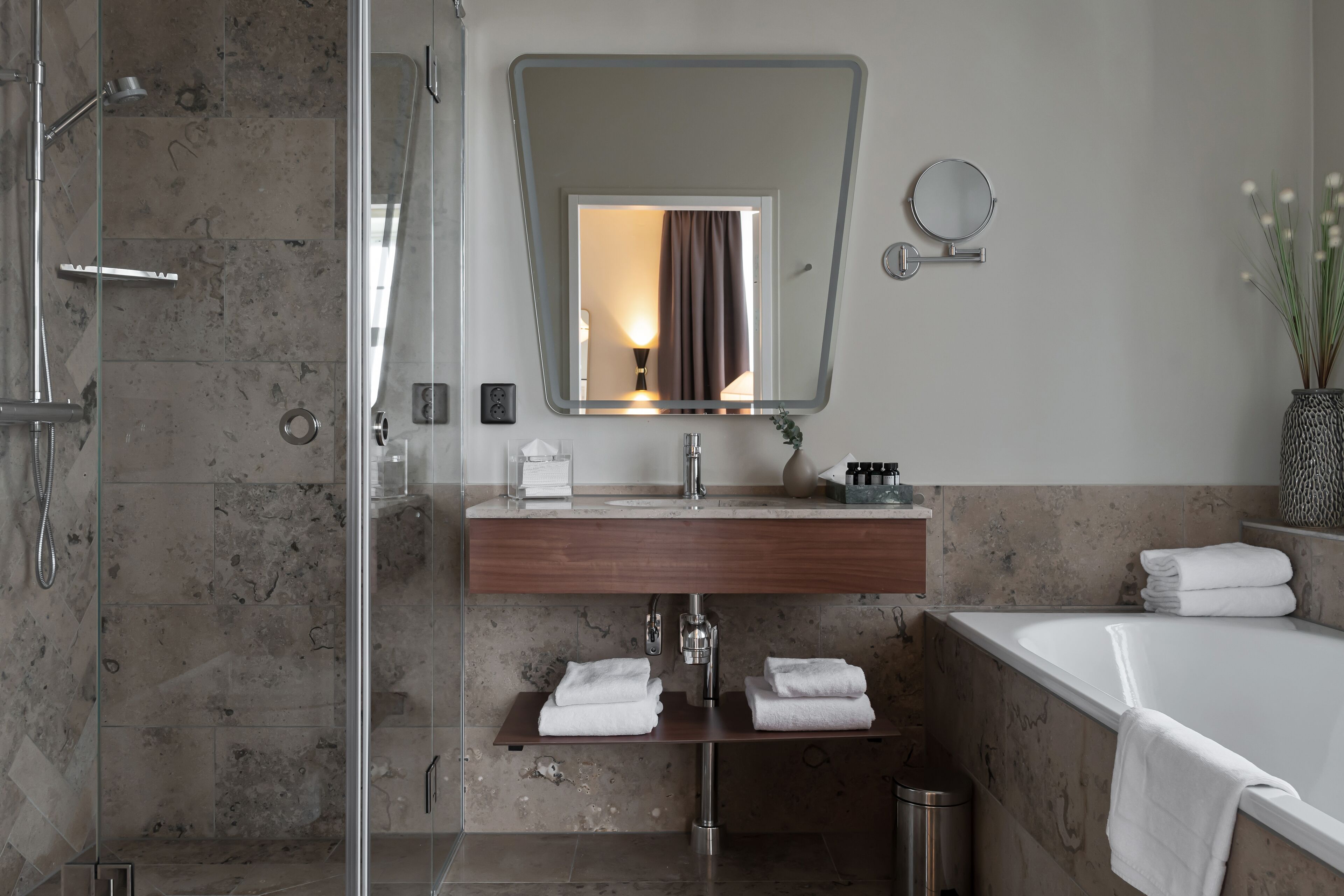 Junior-sviitti | Kylpyhuone | Designer-hygieniatuotteet, hiustenkuivaaja, pyyhkeet