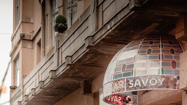 Un edificio histórico con una entrada en arco distintiva y una cúpula de mosaico.