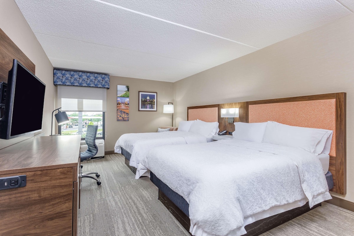 Premium bedding, in-room safe, desk, iron/ironing board