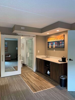 Suite, 1 Queen-Bett und Schlafsofa | Dusche im Bad