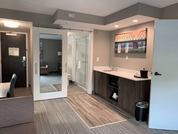 Suite, 1 Queen Bed with Sofa bed | Private kitchen | Mini-fridge, microwave, coffee/tea maker