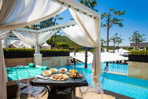 Piscine couverte, piscine extérieure, tentes de plage, parasols de plage