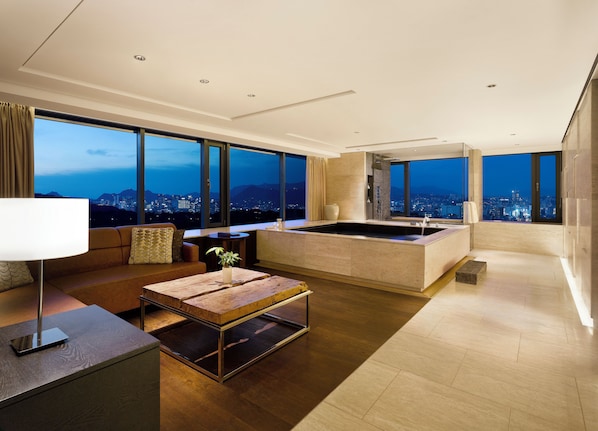Grand Premier Pool Namsan View Suite | Ylelliset vuodevaatteet, minibaari, tallelokero huoneessa