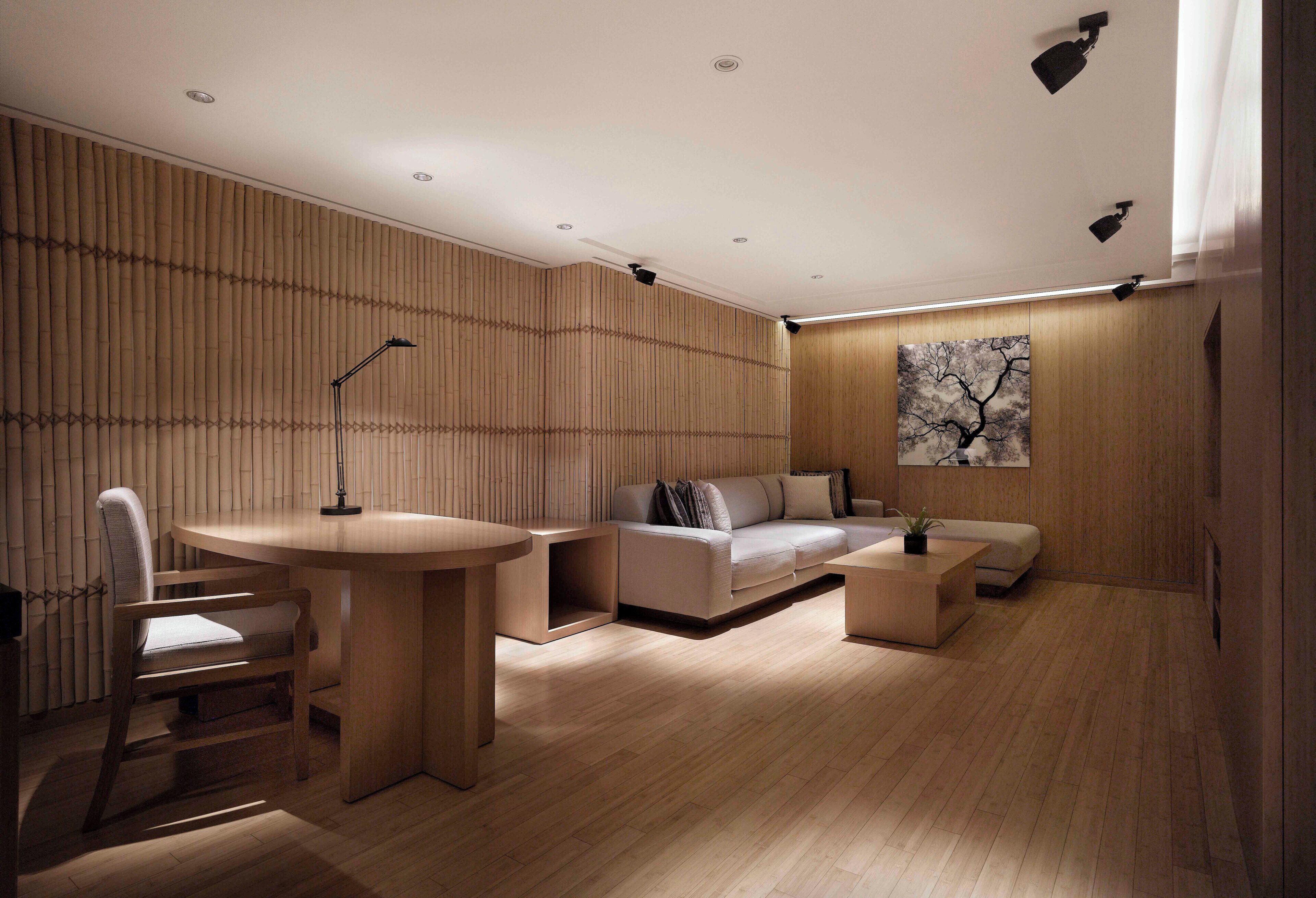 Una sala de estar moderna con una mesa redonda, un sofá y una silla.