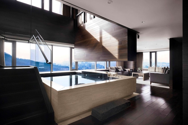 Presidential-suite | Premium-sengetøj, dundyner, minibar, pengeskab på værelset